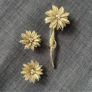 Vintage brooch and clip earring set nice condition gold tone and crystal